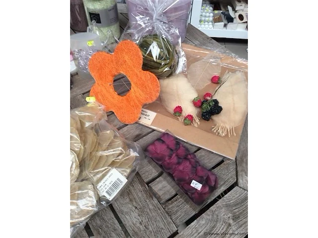 Lot decoratiemateriaal op tafel - afbeelding 2 van  4
