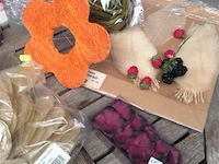 Lot decoratiemateriaal op tafel - afbeelding 2 van  4