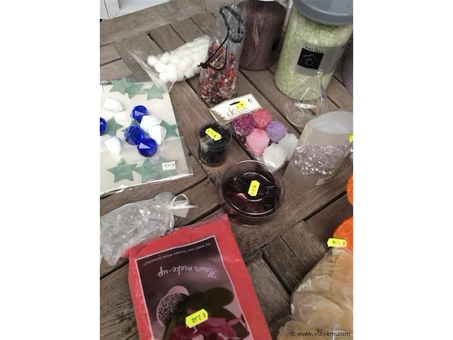 Lot decoratiemateriaal op tafel - afbeelding 4 van  4
