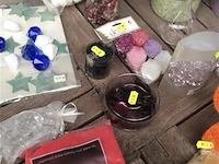Lot decoratiemateriaal op tafel - afbeelding 4 van  4