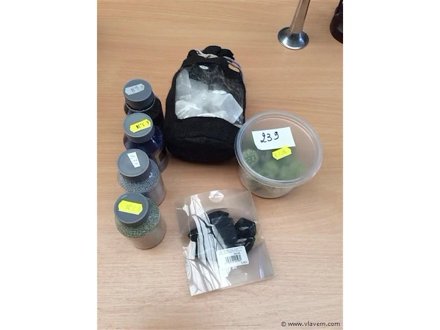 Lot decoratiemateriaal - afbeelding 1 van  2