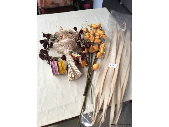 Lot decoratiemateriaal - afbeelding 1 van  3