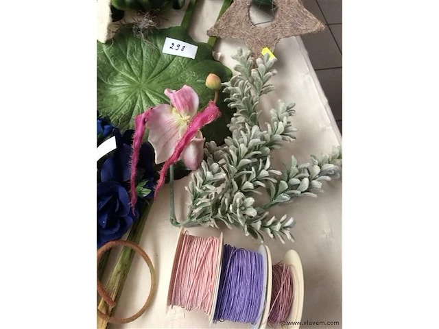 Lot decoratiemateriaal - afbeelding 2 van  3