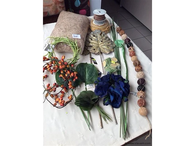 Lot decoratiemateriaal - afbeelding 1 van  3