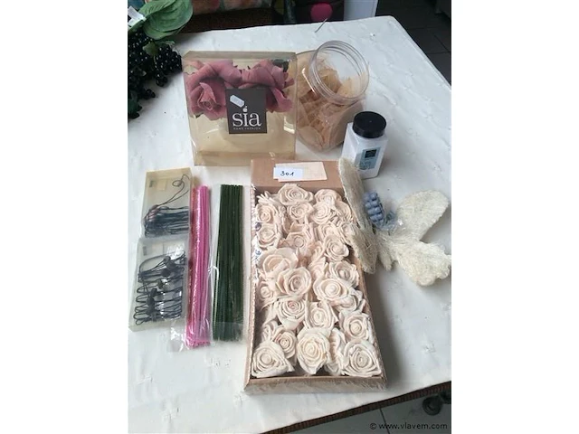 Lot decoratiemateriaal - afbeelding 1 van  3