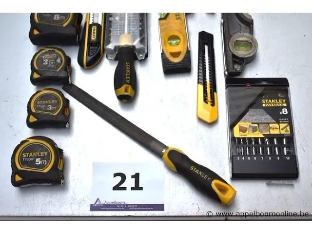 Lot div handgereedschappen stanley, wo schroevendraaiers, rolmeters, stanlemessen, tangen, enz - afbeelding 4 van  4