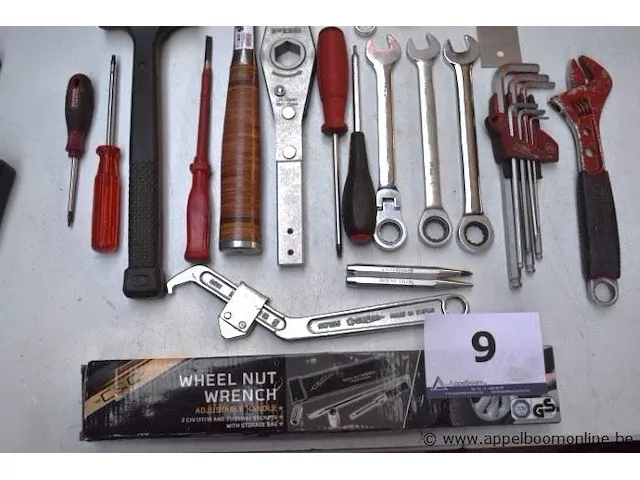 Lot div handgereedschappen wo schroevendraaiers, hamers, inbussleutels, enz - afbeelding 5 van  5
