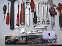 Lot div handgereedschappen wo schroevendraaiers, hamers, inbussleutels, enz - afbeelding 5 van  5