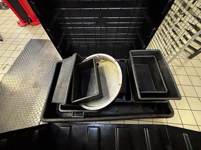 Lot div olie opvangbakken + grating - afbeelding 3 van  5