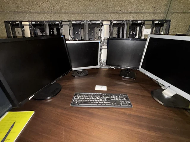 Lot div pc schermen + toetsenbord - afbeelding 1 van  13
