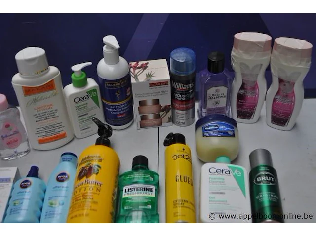 Lot div verzorgingsprodukten wo cleanser, enz - afbeelding 2 van  4
