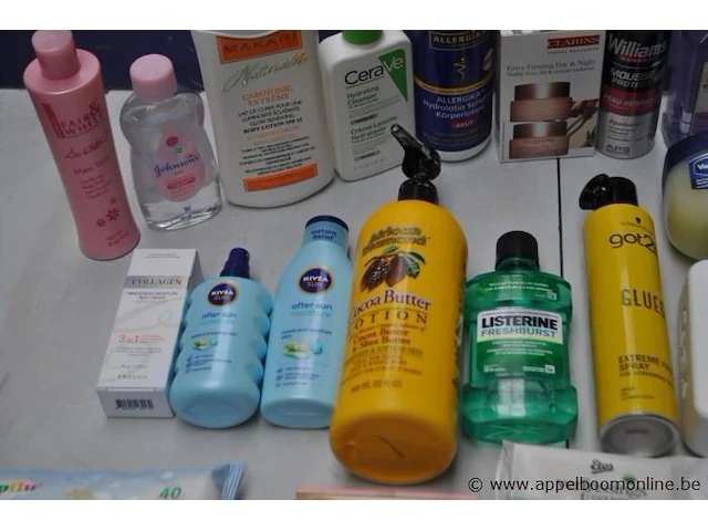 Lot div verzorgingsprodukten wo cleanser, enz - afbeelding 3 van  4