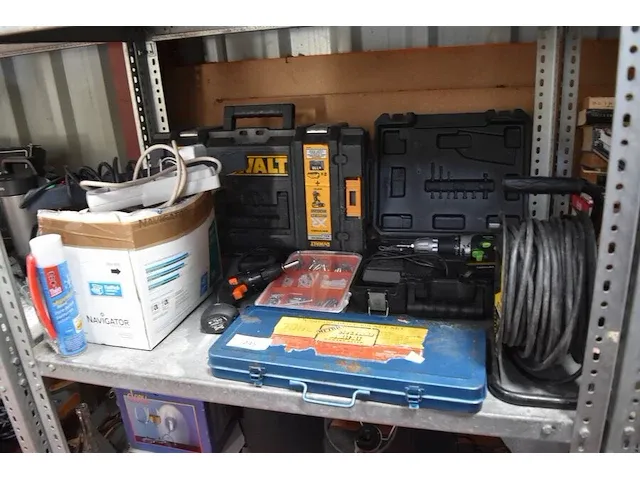 Lot divers gereedschap w.o. batterijboormachine, constructor, accu schroefmachine ikea, verlengkabels, dopsleutelset, schroeven en pluggen - afbeelding 1 van  8