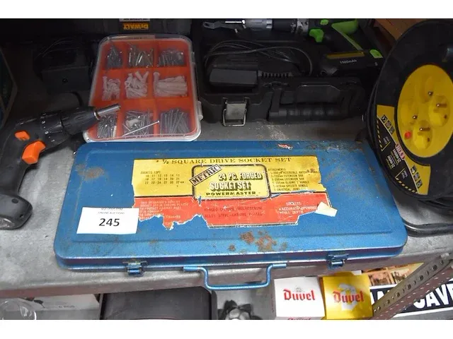 Lot divers gereedschap w.o. batterijboormachine, constructor, accu schroefmachine ikea, verlengkabels, dopsleutelset, schroeven en pluggen - afbeelding 3 van  8