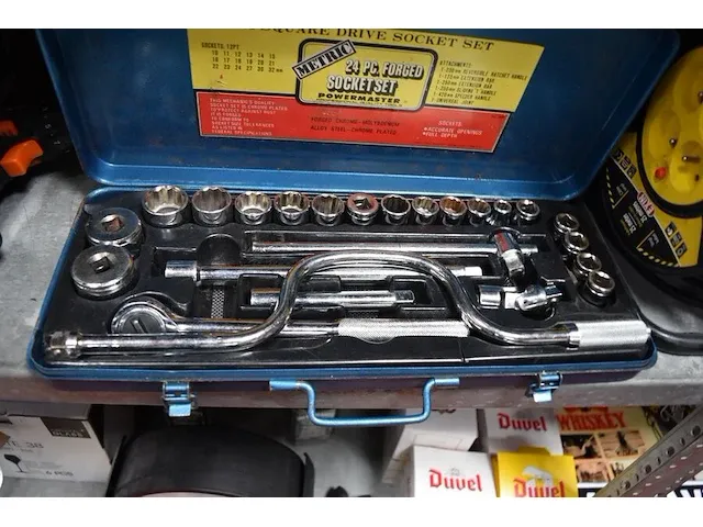 Lot divers gereedschap w.o. batterijboormachine, constructor, accu schroefmachine ikea, verlengkabels, dopsleutelset, schroeven en pluggen - afbeelding 4 van  8