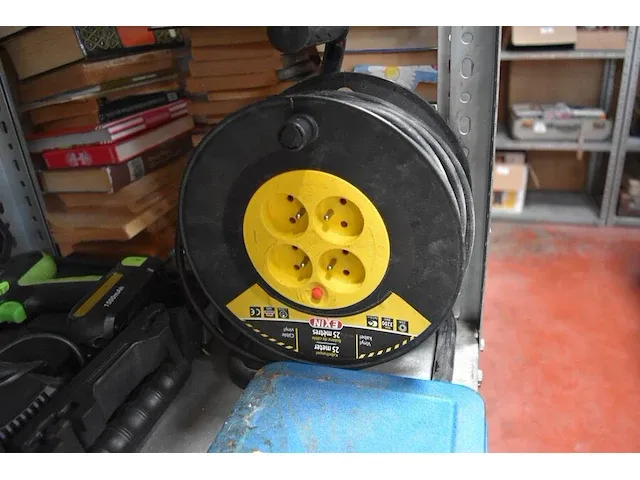 Lot divers gereedschap w.o. batterijboormachine, constructor, accu schroefmachine ikea, verlengkabels, dopsleutelset, schroeven en pluggen - afbeelding 6 van  8