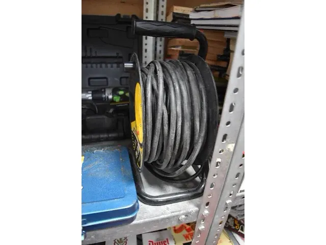 Lot divers gereedschap w.o. batterijboormachine, constructor, accu schroefmachine ikea, verlengkabels, dopsleutelset, schroeven en pluggen - afbeelding 7 van  8