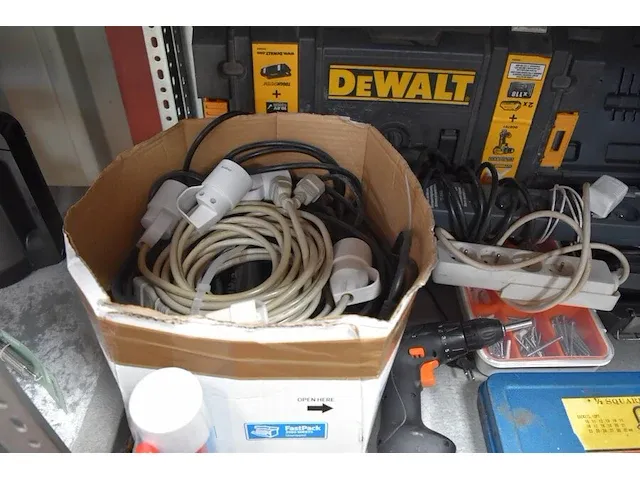 Lot divers gereedschap w.o. batterijboormachine, constructor, accu schroefmachine ikea, verlengkabels, dopsleutelset, schroeven en pluggen - afbeelding 8 van  8