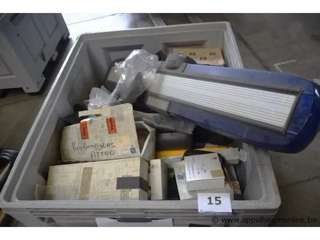 Lot diverse autoonderdelen, wo. spiegels, zonder de pvc bak - afbeelding 1 van  5