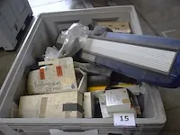 Lot diverse autoonderdelen, wo. spiegels, zonder de pvc bak - afbeelding 1 van  5