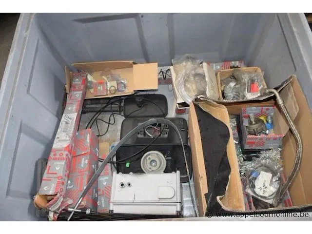 Lot diverse autoonderdelen, wo. spiegels, zonder de pvc bak - afbeelding 2 van  5