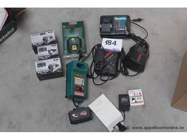 Lot diverse batterijen/opladers wo. bosch, makita, hitachi - afbeelding 1 van  4
