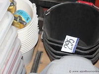 Lot diverse benodigheden voor tegelen, wo. voegkruisjes, emmers, etc - afbeelding 3 van  3