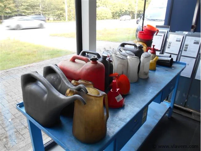 Lot diverse bidons en trechters - afbeelding 1 van  1