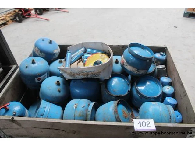 Lot diverse gasbidons - afbeelding 1 van  2