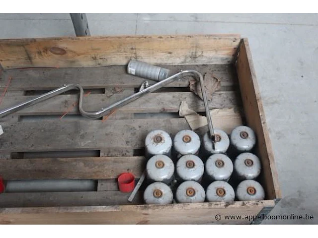 Lot diverse gasbidons - afbeelding 2 van  2