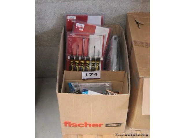 Lot diverse gereedschappen wo. schroevendraaiers, meetlinten, tangen, etc - afbeelding 1 van  3
