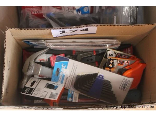 Lot diverse gereedschappen wo. schroevendraaiers, meetlinten, tangen, etc - afbeelding 2 van  3