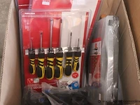Lot diverse gereedschappen wo. schroevendraaiers, meetlinten, tangen, etc - afbeelding 3 van  3