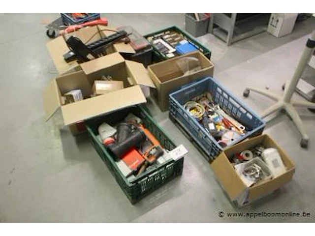 Lot diverse handgereedschappen en klein materiaal - afbeelding 1 van  6