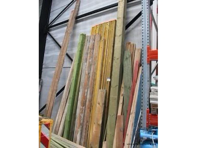 Lot diverse houten balken - afbeelding 1 van  1
