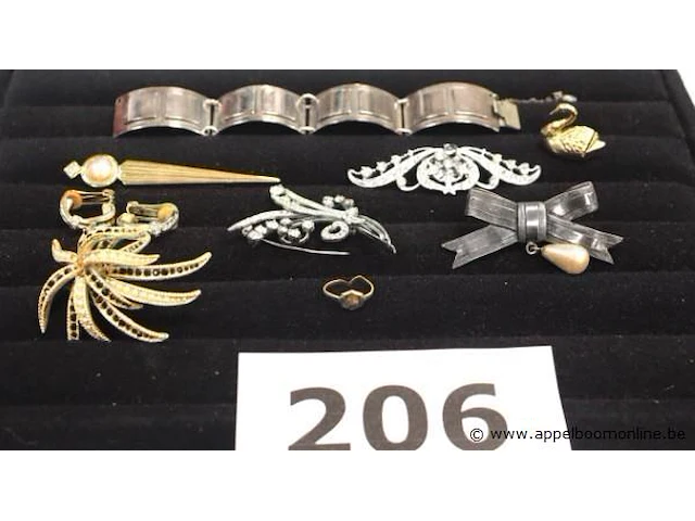 Lot diverse sierraden wo broches, armbanden enz - afbeelding 1 van  3