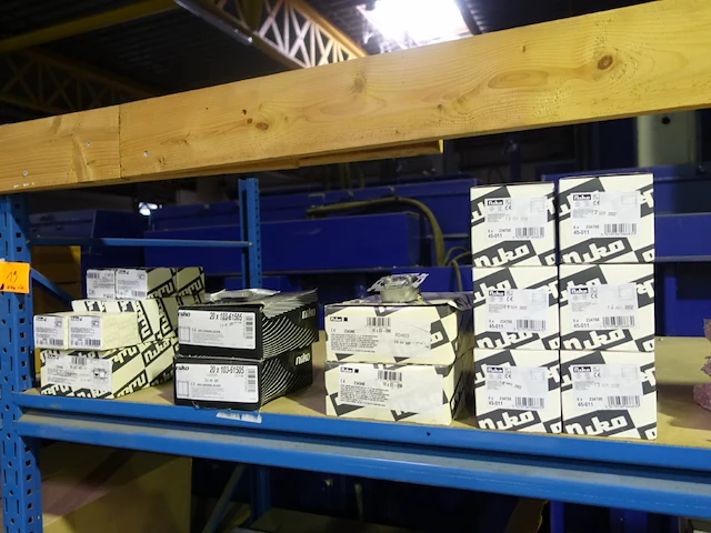 Lot diverse toebehoren elektronica niko - afbeelding 1 van  12