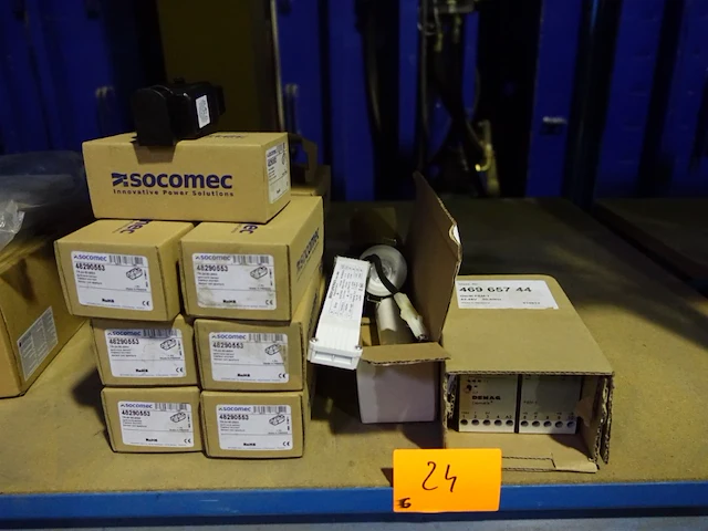 Lot diverse toebehoren elektronica - afbeelding 1 van  7