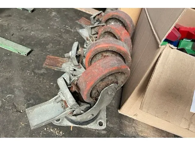 Lot diverse toebehoren voor ladders - afbeelding 3 van  3