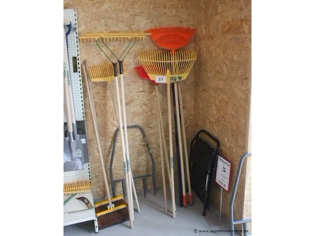 Lot diverse tuingereedschappen wo. harken - afbeelding 1 van  3