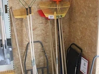 Lot diverse tuingereedschappen wo. harken - afbeelding 1 van  3