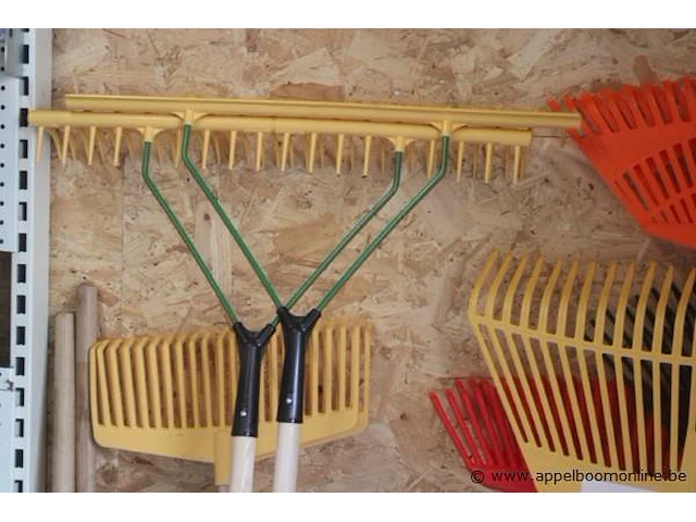 Lot diverse tuingereedschappen wo. harken - afbeelding 2 van  3