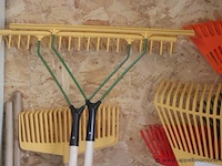 Lot diverse tuingereedschappen wo. harken - afbeelding 2 van  3