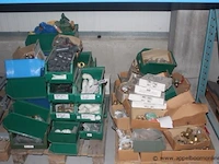 Lot diverse wo. messing koppelingen, bochten, bolkranen - afbeelding 1 van  5