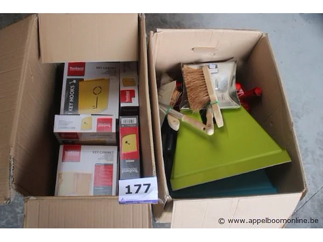 Lot diverse wo. sleutelkastjes, veegblikken - afbeelding 1 van  2