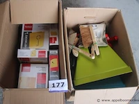 Lot diverse wo. sleutelkastjes, veegblikken - afbeelding 1 van  2