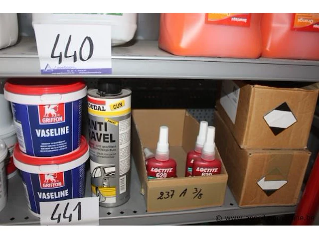 Lot diverse wo. vaseline, loctite, etc - afbeelding 1 van  2