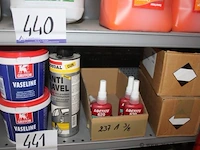 Lot diverse wo. vaseline, loctite, etc - afbeelding 1 van  2