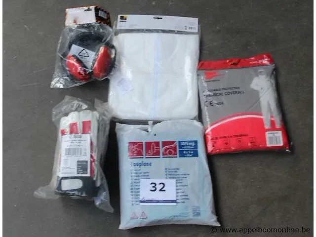 Lot diversen wo protective coverall, werkhandschoenen, oorbeschermers - afbeelding 1 van  4