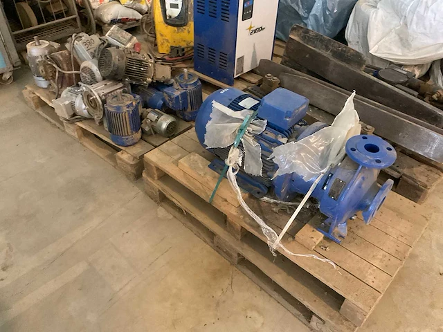 Lot electromotoren en waterpomp - afbeelding 4 van  9